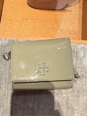 Tory Burch green patten leather Compact Wallet Thea new with tag